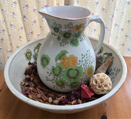 Potpourri in jug and bowl