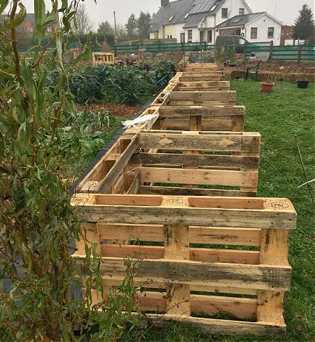 pallets safe to use in the garden made into a fence