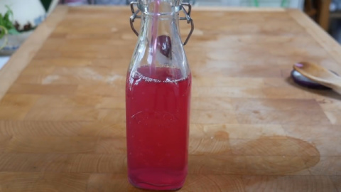 Store Chive vinegar in a bottle.